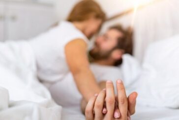 Гледайте телевизия голи и ще върнете пламъка под завивките