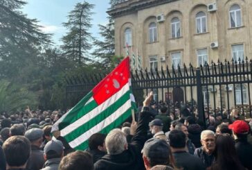 Протестиращи превзеха парламента в отцепилата се грузинска област Абхазия