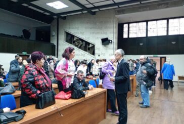 Притеснени за работните си места, над 100 учители от 5 училища в Благоевград излязоха на протест и се срещнаха с кмета М. Байкушев с искане да се намали приемът на Езиковата и Математическата гимназия (ОБНОВЕНО)