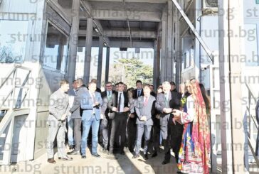 Служебният премиер Димитър Главчев вдигна ритуално граничната бариера на Кулата, благоевградчанинът Момчил Ангелов мина пръв през пункта в полунощ/ОБНОВЕНО/