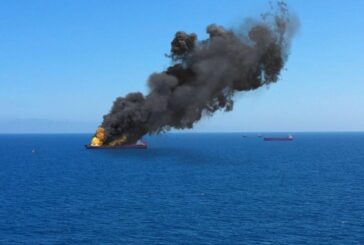 Наши моряци спасиха 34 рибари от горящ кораб в Индийския океан