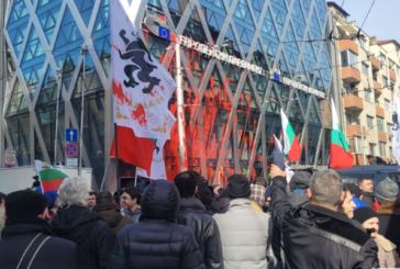 Ранени полицаи и арести на протеста на „Възраждане”
