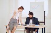 Лудо влюбена сте в шефа си – как да се държите професионално