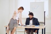 Лудо влюбена сте в шефа си – как да се държите професионално