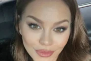 Щастлива баба: Деси Слава празнува първи рожден ден на внучката