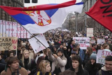 Напрежение в Нови Сад: Полицията използва палки и сълзотворен газ срещу протестиращите