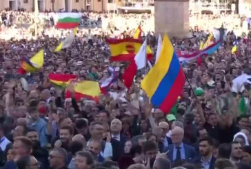 Български знамена на площад „Свети Петър” в историческия момент за избор на папа