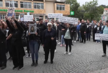 Мълчание и черни дрехи: Шествие за загиналите деца в Кочани