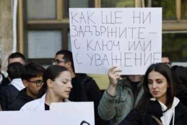 Протест на студенти и медици: Искат достойни възнаграждения