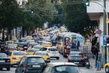 Шествия и протести блокират фериботите и транспорта в Гърция