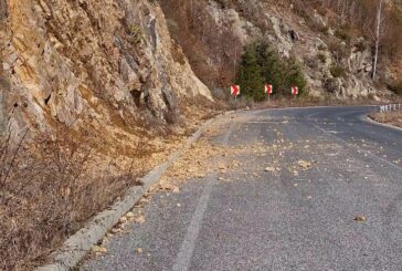 Камък падна върху кола на „Самоковско шосе“, ранен е мъж