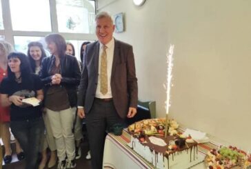 С торта и подаръци общинарите в Разлог сюрпризираха кмета Красимир Герчев за ЧРД 