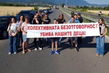 Протест в памет на Андреа, която загина в катастрофа с коне, затвори пътя Кюстендил – София