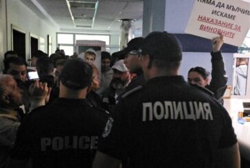 Напрежение в Русе след смъртта на родилка: С викове „убийци“ протестиращи нахлуха в АГ-комплекса на болницата (СНИМКИ)