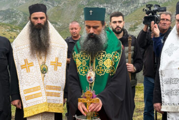 За втора поредна година: Патриарх Даниил отслужи водосвет на езерото Бъбрека