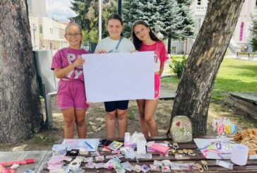 ПРИЗИВ ЗА ДОБРОТА И СЪСТРАДАНИЕ! Три ученички от Разлог подредиха цветен щанд с красиви гривни в помощ на малката Марина