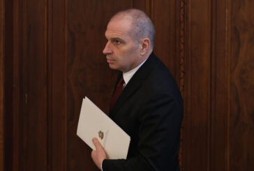 Гроздан Караджов сезира Комисията за защита от дискриминация за свалено от самолет дете