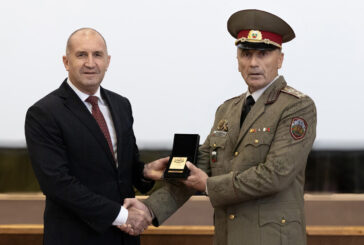 Президентът удостои с Почетен знак командира на Националната гвардейска част