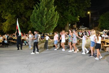 Кукерите от кв. „Шикеро“ в Крупник събраха приятели на своя кукерски банкет