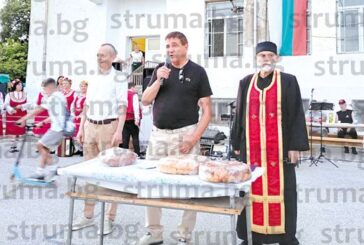 Близо 1000 съборяни се веселиха в Бело поле, кметът на Благоевград М. Байкушев дарил 1000 лв. лични средства за камбаните на църквата