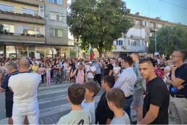 Хиляди на протест срещу безводието в Плевен: Настояват за оставка