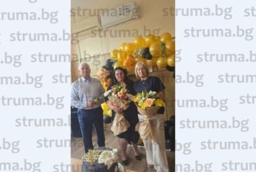 С вълнуващо тържество колеги и гости изпратиха директорката на ОбУ - Долно Осеново Л. Качулска в пенсия, посрещнаха с надежда наследничката й Е. Бамбова