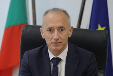 Министър Красимир Вълчев приветства ученици, учители и родители за първия учебен ден