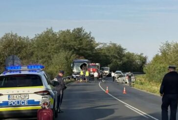 Автобус и кола се сблъскаха край Севлиево, има жертва