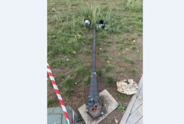 Вандали прекършиха лампа от улично осветление в новоизграден парк в Брезник