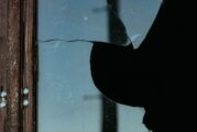 Счупиха стъклата на две врати на жилищен блок в Благоевград