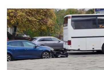 Катастрофа между лек автомобил и автобус в центъра на Благоевград