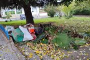 НЕДОПУСТИМО! Зеленото пространство на ул. „България“ в центъра на Петрич осъмна зарито в боклуци