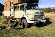 Строена с тухли къща върху стар камион с мъж, жена, 4 деца и 2 котки на Рупите развесели българите