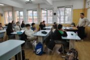 Бившият зам. ректор на ЮЗУ проф. А. Стоилов влезе в класната стая, чете на ученици откъс от свой роман
