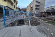 ВиК авария блокира улица „Черковна“ в Дупница, живеещите в района се оплакват от затруднен достъп и неприятна миризма