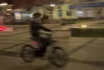 Младежи карат кросови мотори по площада в Перник, уплашиха родители