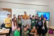 Мастър шеф Никола представи пред благоевградски ученици здравословна авторска рецепта за печени бутчета с панировка от кисело мляко, начос, пушен пипер…