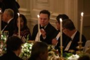 Четец по устните прави взривоопасен коментар за думите на Мъск на банкета на Тръмп в чест на саудитския престолонаследник