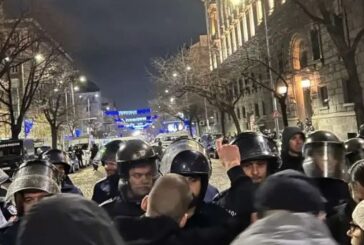 Ранени полицаи при сблъсъци между протестиращи и униформени в София