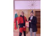 4-кратният републикански шампион на България по борба Е. Пашов получи почетния плакет за заслуги към с. Огняново
