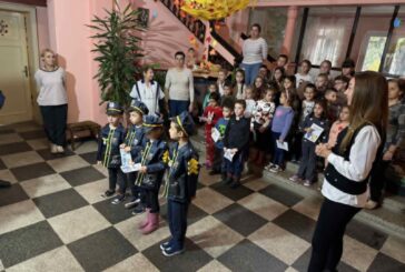 Малчугани от ДГ„Българче“ в Перник поздравиха служителите на Второ РУ за празника на полицията