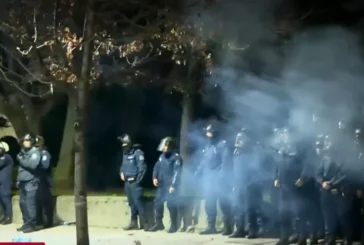 Протестът срещу Бюджет 2026 ескалира! Агресия, бомбички и хвърчащи предмети превзеха центъра на София
