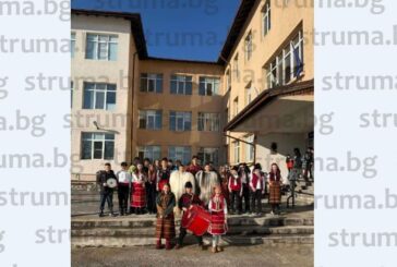 С пъстри носии, тежки кожи и наричания „На Тодорка сняг да има барем метър и половина“ ученици в Банско посрещнаха Стара Сурва