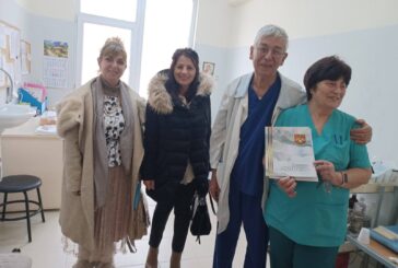 Ден на родилната помощ: Служители на община Дупница благодариха на медиците