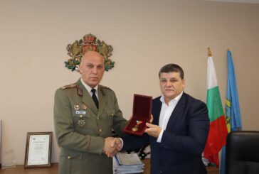 Наградиха кмета на Струмяни Емил Илиев с грамота и медал за принос към популяризирането и съхраняването на военните паметници на територията на общината