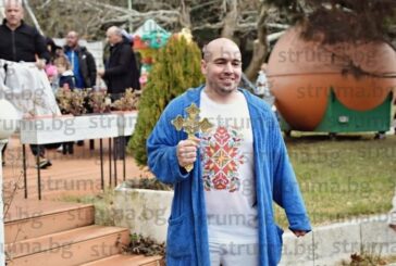 Фармацевтът Л.Джаков, извадил Богоявленския кръст от езерото в Сандански, дарява събраните 8000 лв. на малкия Йоан от Благоевград