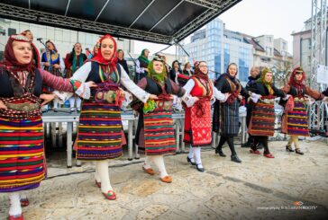 Бабино хоро на площада в Разлог, майки благодариха през сълзи на лекарите