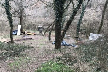 СЛЕД ПУБЛИКАЦИЯ НА „СТРУМА“: Събориха незакония кокошарник край екопътека „Светлина“, издирват собственика на още един