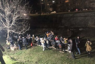 Комшиите в Махалата на щастливите жени в Благоевград си дадоха прошка на трапези до р. Бистрица, децата амкаха и прескачаха жарава