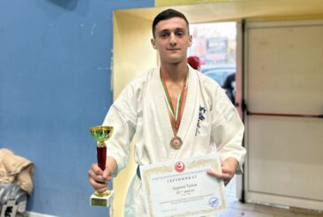 ВЪЛНУВАЩ ДЕБЮТ ПРИ МЪЖЕТЕ! Каратист на „Спартак“ се прибра с бронз и гипсирана ръка от националното първенство по шинкиокушин